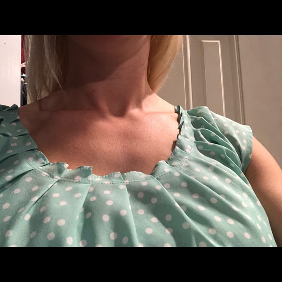 Light Polk a dot shirt with pleats, tie back - Picture 2 of 5